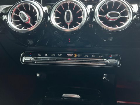 Mercedes-Benz A Class A 200 AMG LINE PREMIUM 33
