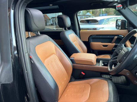 Land Rover Defender X MHEV 32