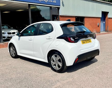 Toyota Yaris ICON HEV CVT 9