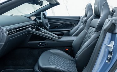 Aston Martin DB12 VOLANTE 21