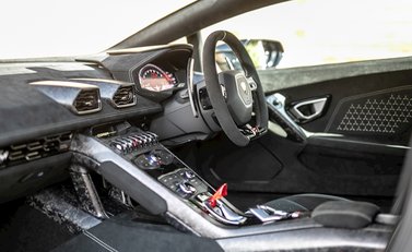 Lamborghini Huracan LP640-4 Performante 14