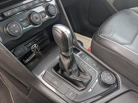 Volkswagen Tiguan R-LINE TDI BMT 4MOTION DSG 26
