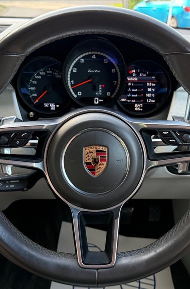 Porsche Macan TURBO PDK - TWO OWNERS -LANE ASSIST -20 INCH ALLOYS -APPLE CAR PLAY 