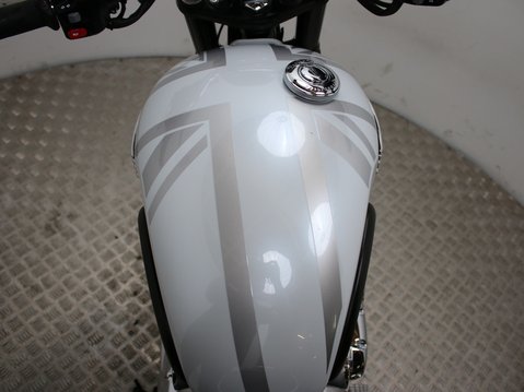 Triumph Bonneville T120 Diamond 25