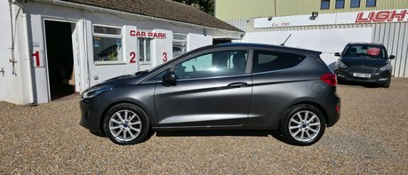 Ford Fiesta TITANIUM.. 1 PREVIOUS KEEPER.. 4 SERVICES.. STUNNING EXAMPLE 1