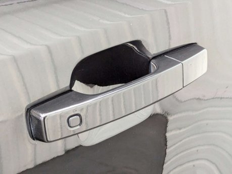 Land Rover Defender 2.0 Defender X-Dynamic HSE PHEV Auto 4WD 5dr 31