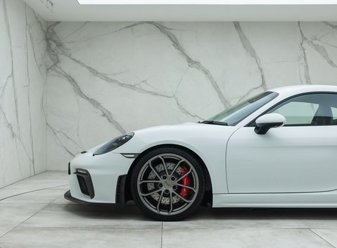 Porsche Cayman GT4 (718) 33