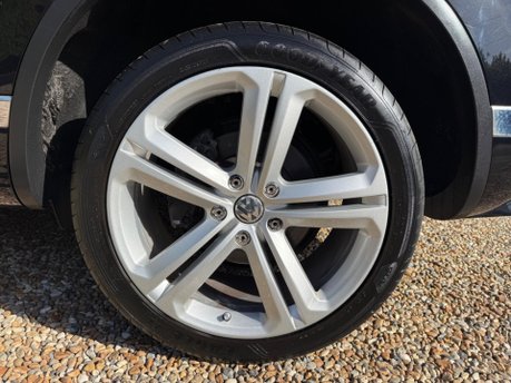 Volkswagen Touareg 3.0 TDI V6 BlueMotion Tech R-Line Tiptronic 4WD Euro 6 (s/s) 5dr 16