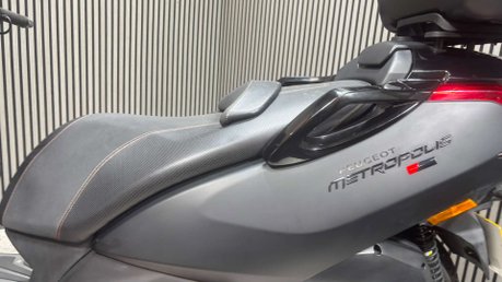 Peugeot Metropolis 400 RXR 2017 ONLY 10K 3 WHEELER TRIKE CAR LICENCE LONG MOT 23