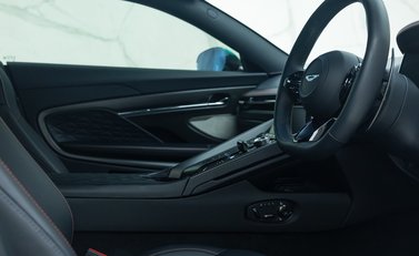 Aston Martin DB12 V8 13