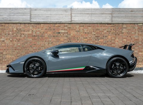 Lamborghini Huracan LP640-4 Performante 2
