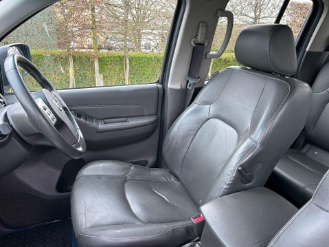 Nissan Navara 2.5 dCi Tekna Auto 4WD Euro 5 4dr 9