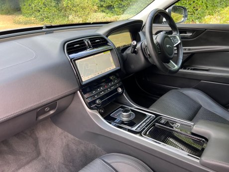 Jaguar XE 2.0i Portfolio Auto AWD Euro 6 (s/s) 4dr 29