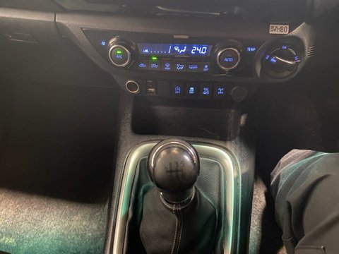 Toyota Hilux INVINCIBLE 4WD D-4D DCB 15