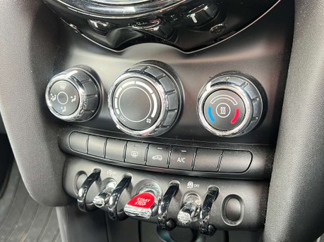 Mini Hatch 1.5 Cooper Sport 3dr 24