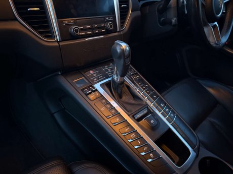 Porsche Macan 2.0 Macan Semi-Auto 4WD 5dr 36