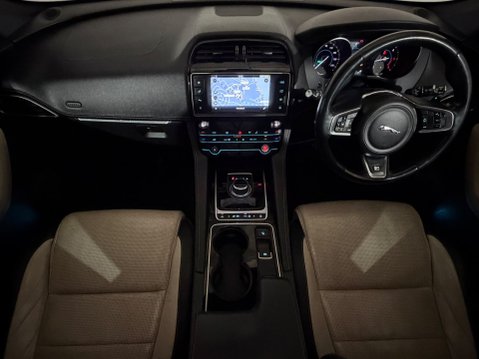 Jaguar F-Pace R-SPORT AWD 12