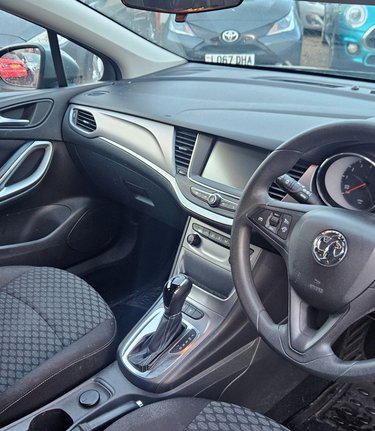 Vauxhall Astra DESIGN S/S.. AUTOMATIC.. 5 SERVICES.. BLUETOOTH.. DAB.. CRUISE CONTROL..A/C 3