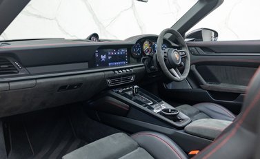 Porsche 911 Targa 4 GTS (992) 21
