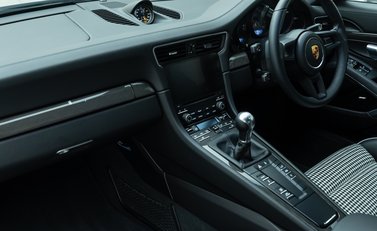 Porsche 911 GT3 Touring (991.2) 17