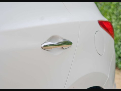 Hyundai ix35 2.0 ix35 Premium 4WD CRDI Auto 4WD 5dr 23