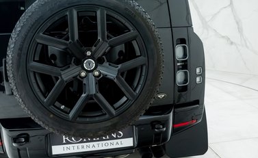 Land Rover Defender 90 V8 P525 Urban 26
