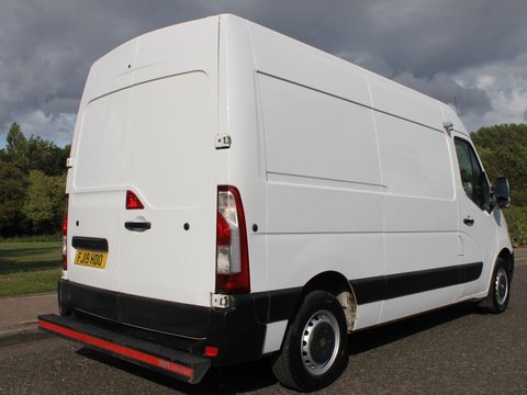 Renault Master 2.3 dCi 35 Business FWD MWB Medium Roof Euro 6 5dr 3