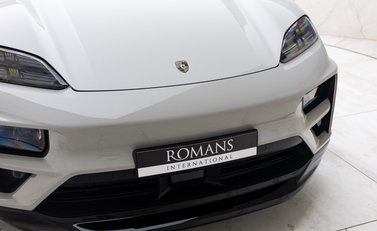 Porsche Macan Turbo Electric 34