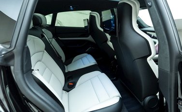 Porsche Taycan Turbo S Cross Turismo 13