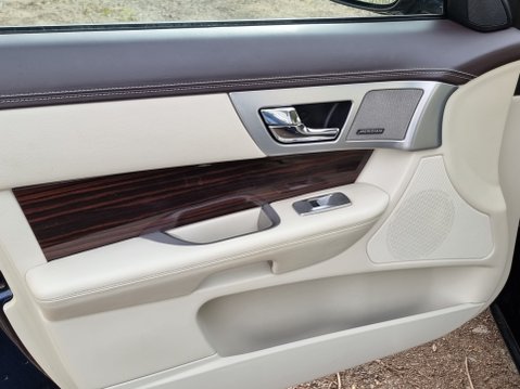 Jaguar XF D PORTFOLIO 35