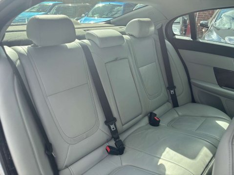Jaguar XF 2.2d Premium Luxury Saloon 4dr Diesel Auto Euro 5 (s/s) (190 ps) 13