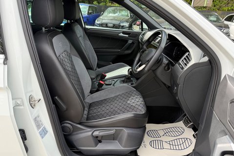 Volkswagen Tiguan R-LINE TSI DSG - ONE OWNER - APPLE CAR PLAY -ADAPTIVE CRUISE 31