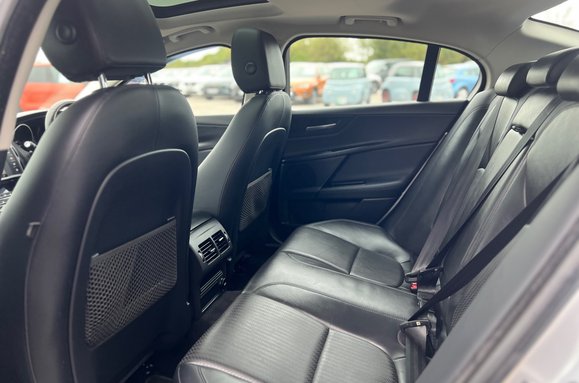 Jaguar XE 2.0 D PORTFOLIO AUTO 35
