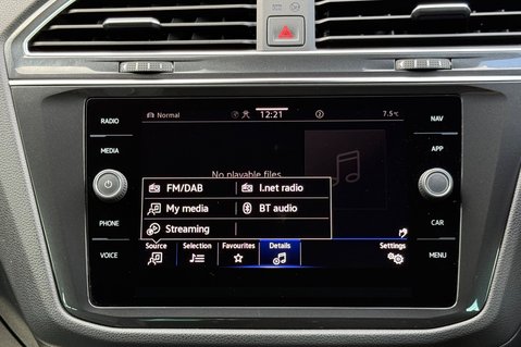 Volkswagen Tiguan R-LINE TSI DSG - ONE OWNER - APPLE CAR PLAY -ADAPTIVE CRUISE 52