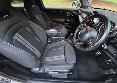 Mini Hatch 2.0 Cooper S Sport Auto 3dr 31