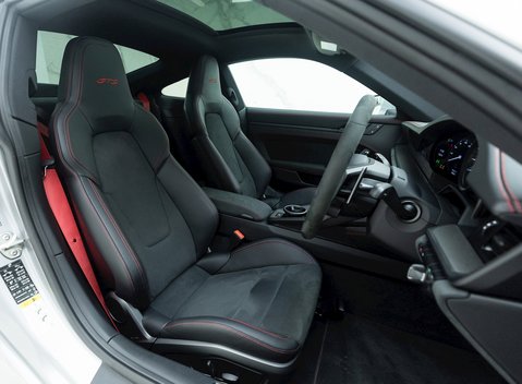 Porsche 911 (992) Carrera 4 GTS 10