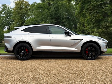 Aston Martin DBX V8 4
