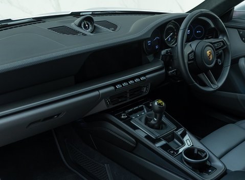 Porsche 911 GT3 TOURING (992) 19