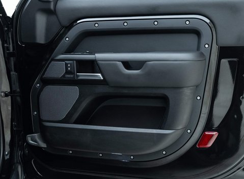 Land Rover Defender 90 V8 Bond Edition 22