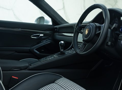 Porsche 911 GT3 Touring (991.2) 13