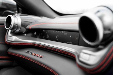 Ferrari GTC4 Lusso V12. CARBON FIBRE INTERIOR. PANORAMIC ROOF. PASSENGER DISPLAY. 13