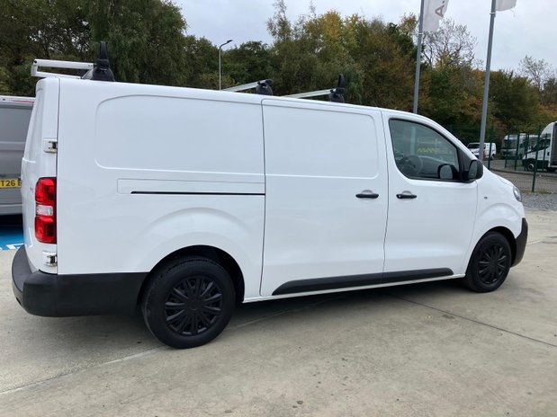 Vauxhall Vivaro VIVARO L2 DIESEL 2900 1.5d 100PS Dynamic H1 Van 8