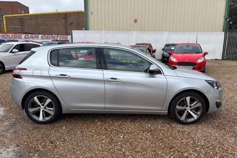 Peugeot 308 PURETECH ALLURE LAST OWNER SINCE 2017..7 SERVICES..SAT NAV.. £35 TAX.. 14