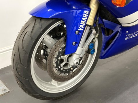 Yamaha R1 1000 10