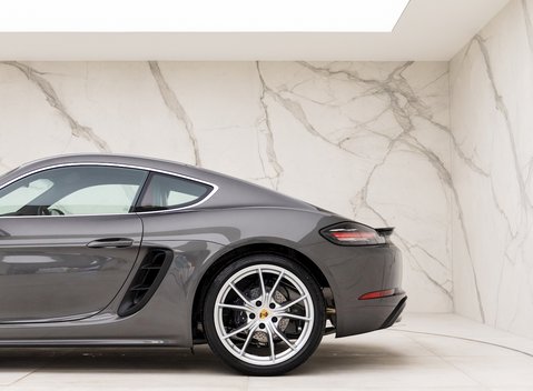 Porsche 718 Cayman 21