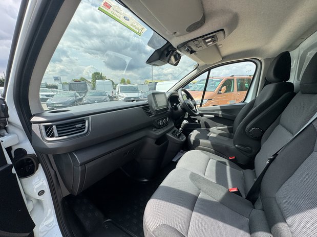 Renault Trafic LWB L2H2 [SOLD MT] High Roof Business LL30 Air Con Sensors Cam EURO 6 13