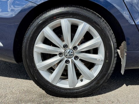 Volkswagen Passat 2.0 TDI BlueMotion Tech Highline Euro 5 (s/s) 5dr 19
