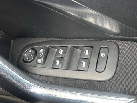Peugeot 2008 1.2 PureTech Allure SUV 5dr Petrol Manual Euro 6 (82 ps) 51