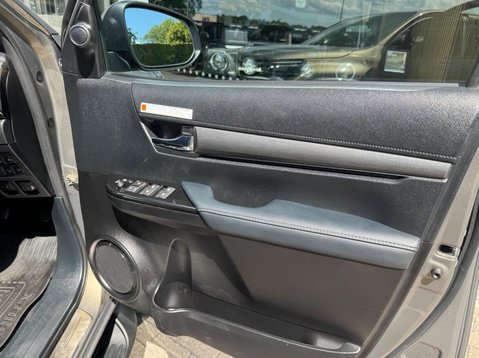 Toyota Hilux INVINCIBLE X 4WD D-4D DCB 41