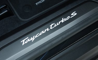 Porsche Taycan TURBO S 29